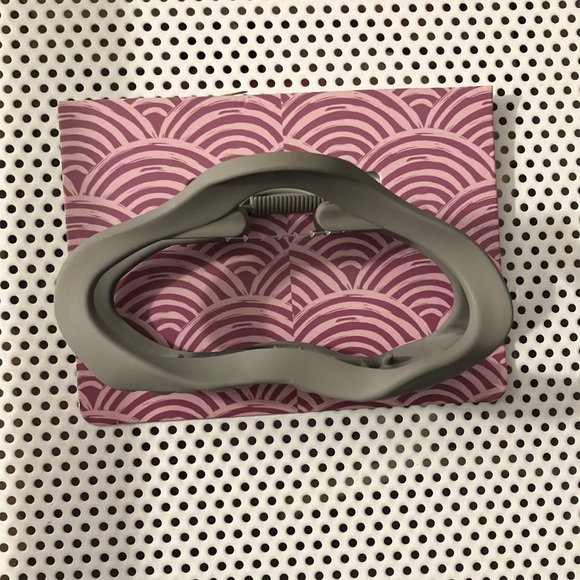 Accessories - Gray Claw Clip